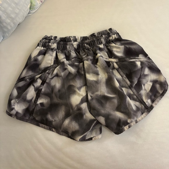 Lululemon Tracker Shorts, size 4 - Picture 3 of 4